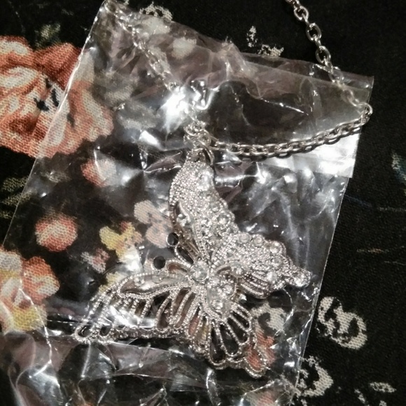 Breautees girls 2 piece shirt w/butterfly necklace - Picture 2 of 3